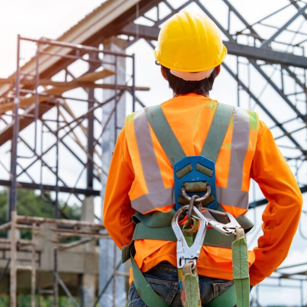 Formazione e addestramento per lavoratore che esegue lavori in quota (senza funi) e uso di DPI di III Categoria